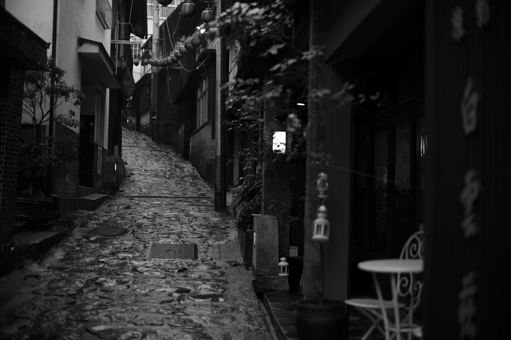 雨の香る路地