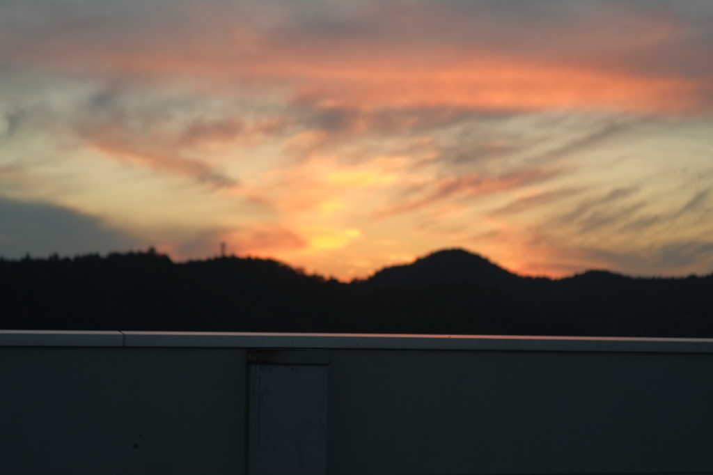 塀の向こうは微かな夕焼け