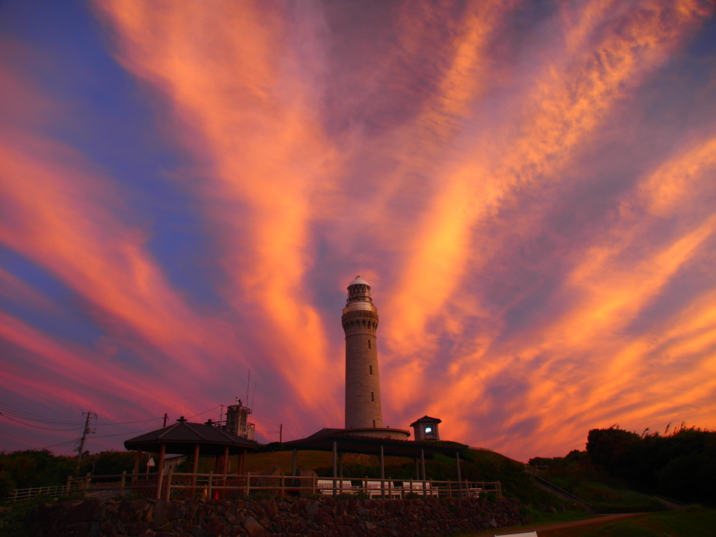 夕焼けの灯台