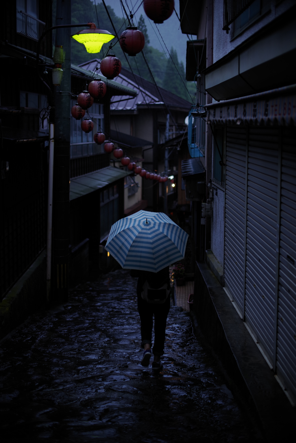 雨の路地