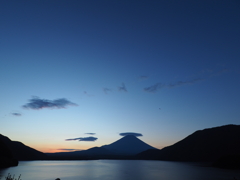 本栖湖 夜明け直前