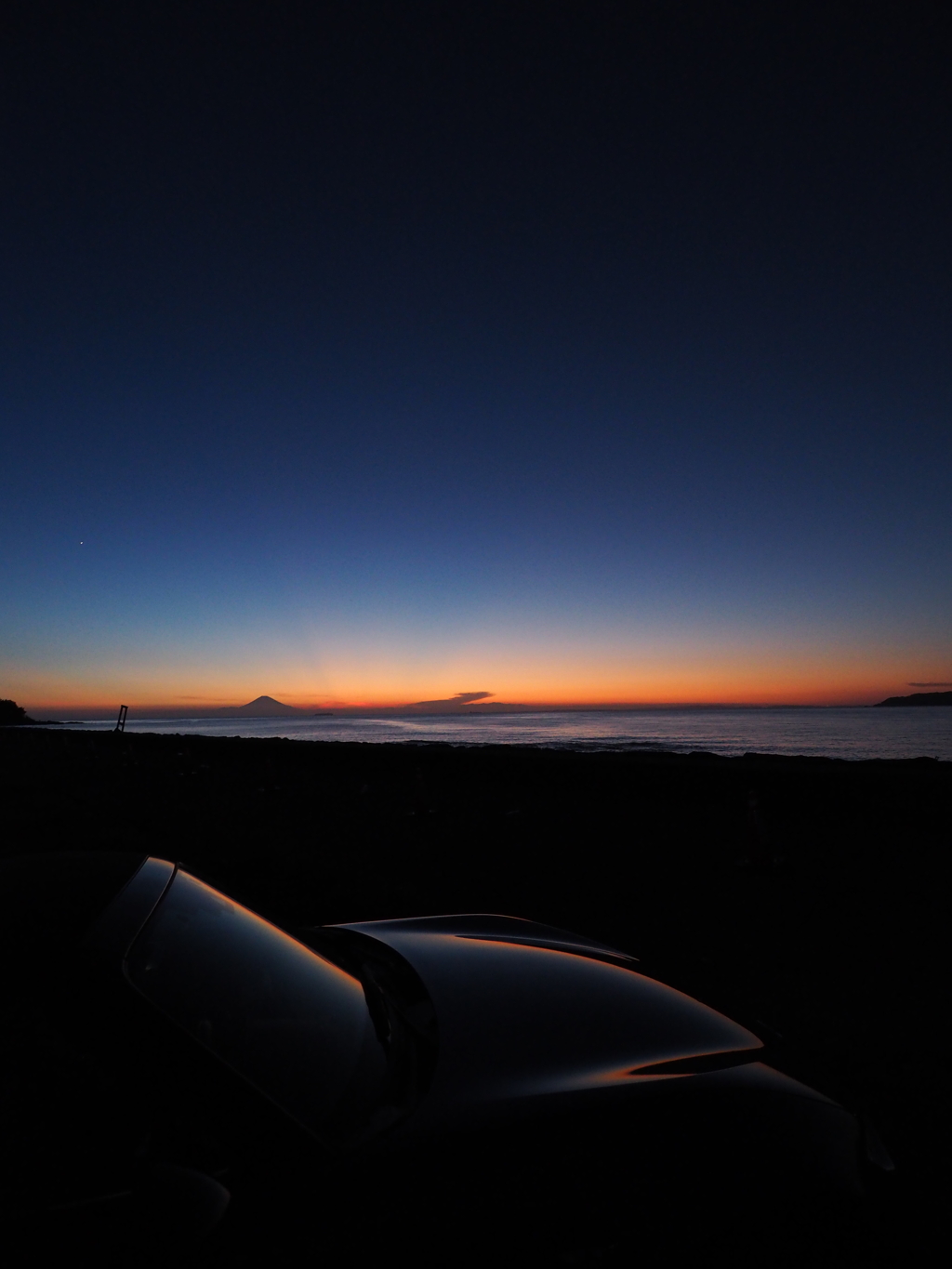夕暮れ時の富士山と借り物の車をパチリ