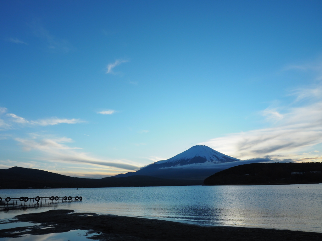 山中湖にて夕暮れ時の富士山