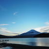 山中湖にて夕暮れ時の富士山