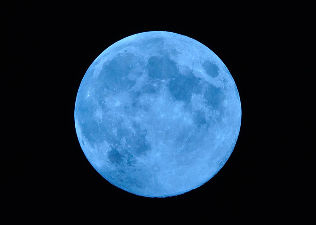 青い月