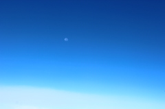 飛行機からの月