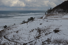 冬　雪の棚田と日本海　１