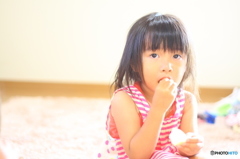 おかしを食べるむすめ