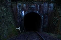 赤瀬駅のトンネル