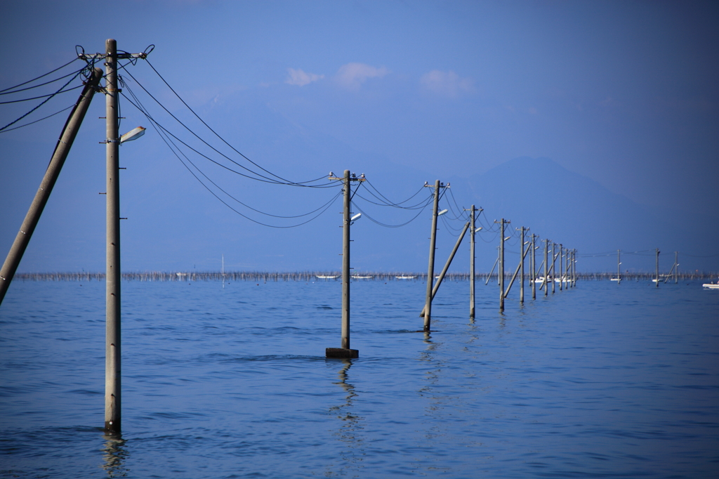 海の中にある電柱