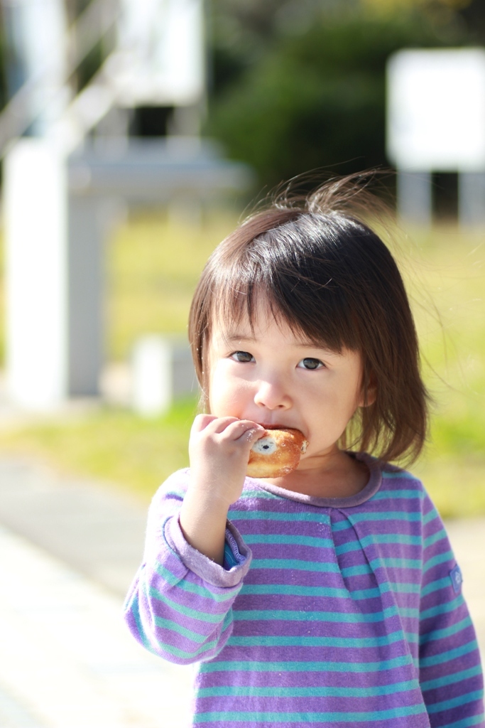 パン食べる娘