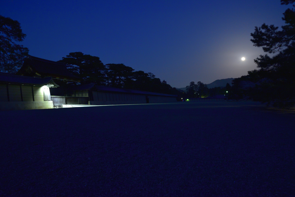 京・おぼろ月夜【京都御所・建礼門】