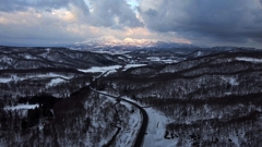 トンネルを抜けると黎明のニセコ連山