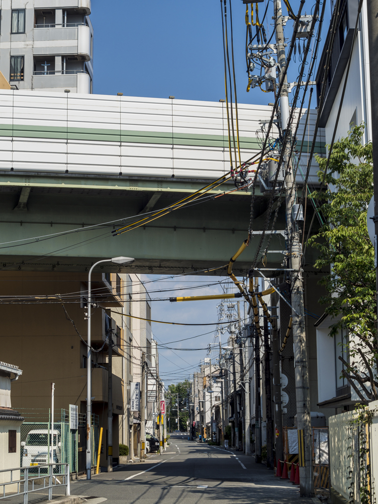 高速道路が貫く街　II