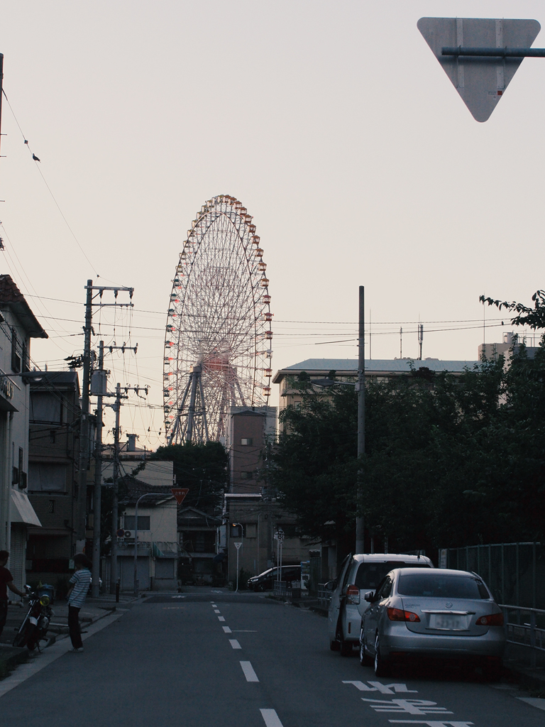 観覧車の見える町