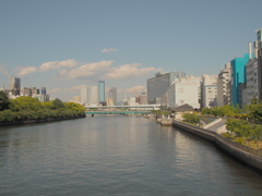 わずかに右上がり　中之島公園