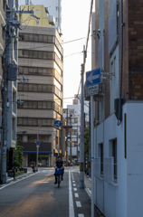 ビルの谷間　A