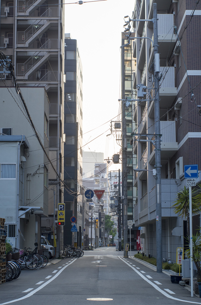ビルの谷間　B