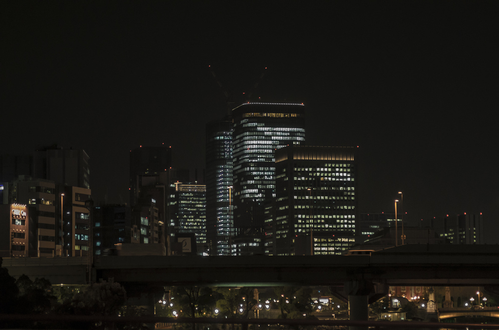 見慣れた夜景　中之島高層ビル