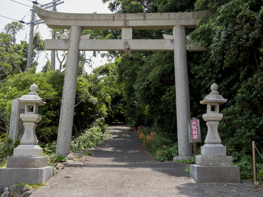 原始林の島　春日神社鳥居