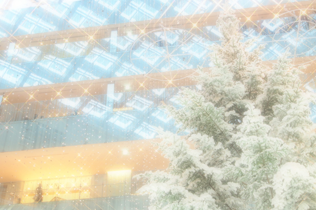 街のツリーに雪が降る