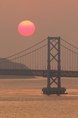 霞み夕日