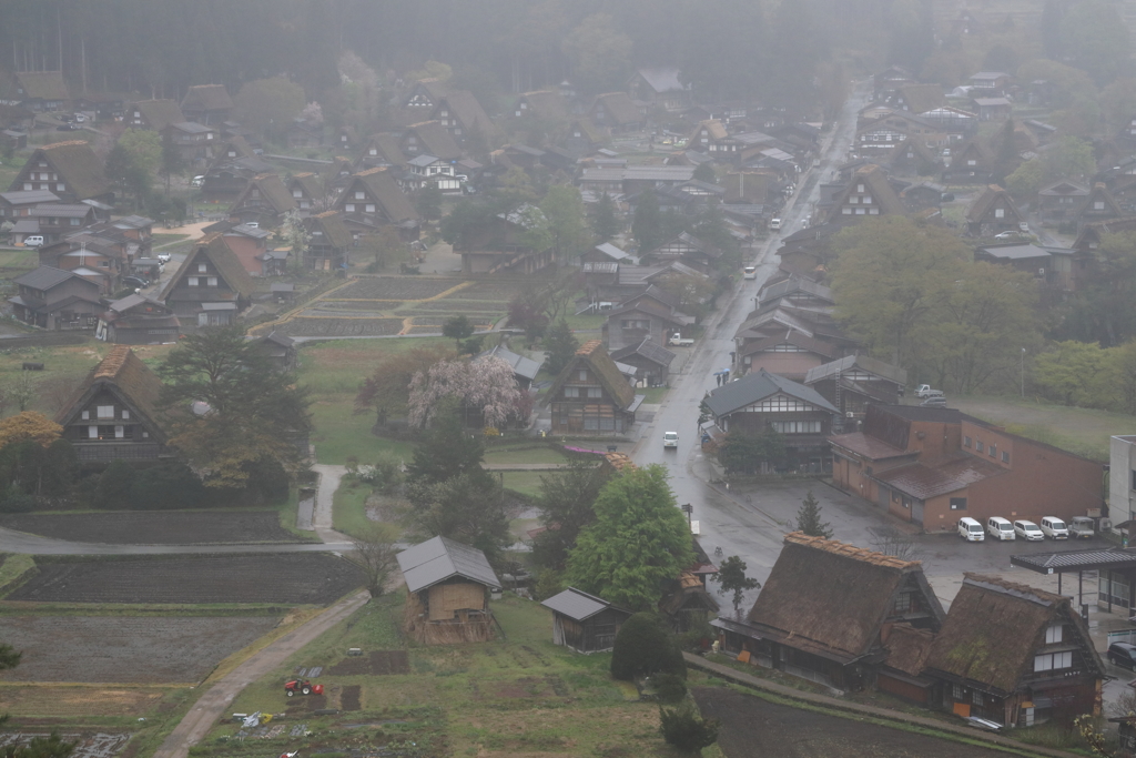 煙る村