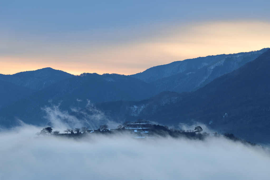 雪降る城跡