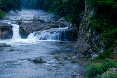 「川霧と馬背岩」