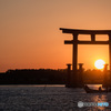 「光鳥居の前　シルエット」