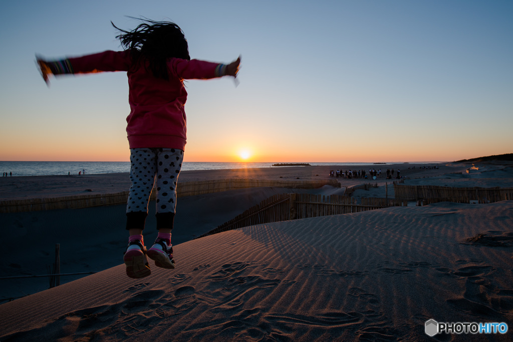 「a girl is jumping to the sun!」