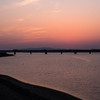 「遥かにかすむ夕陽に空が色づいて」