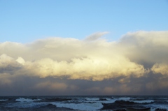 雪雲と海