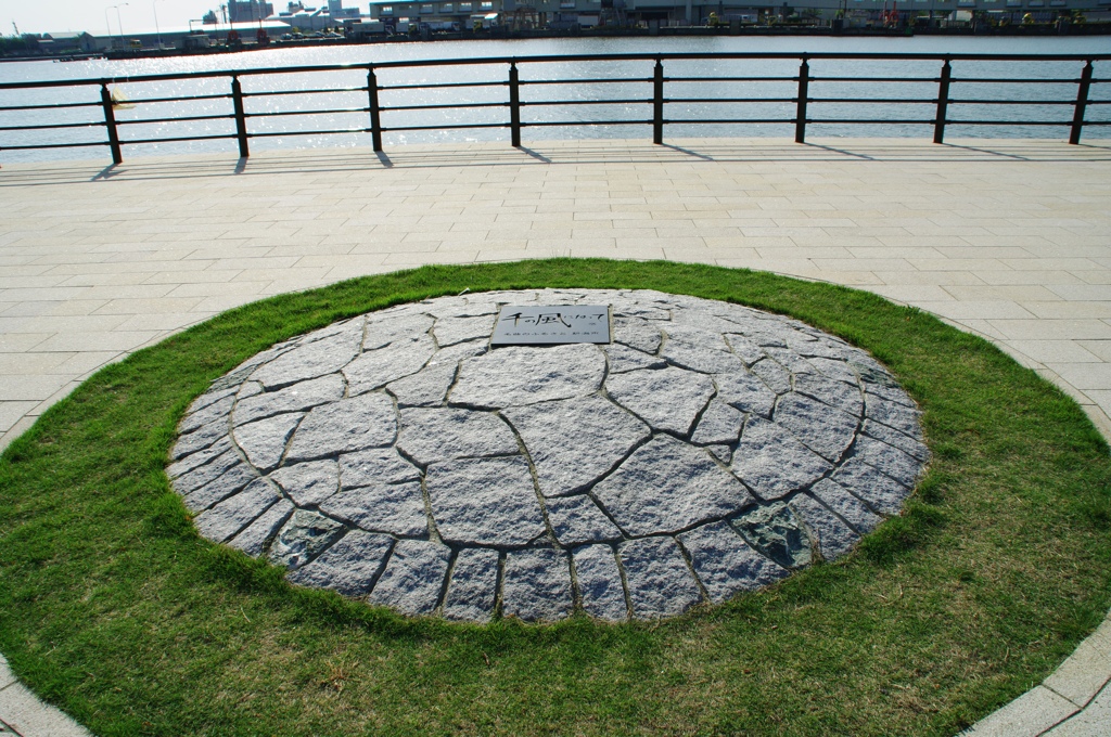 川辺のモニュメント