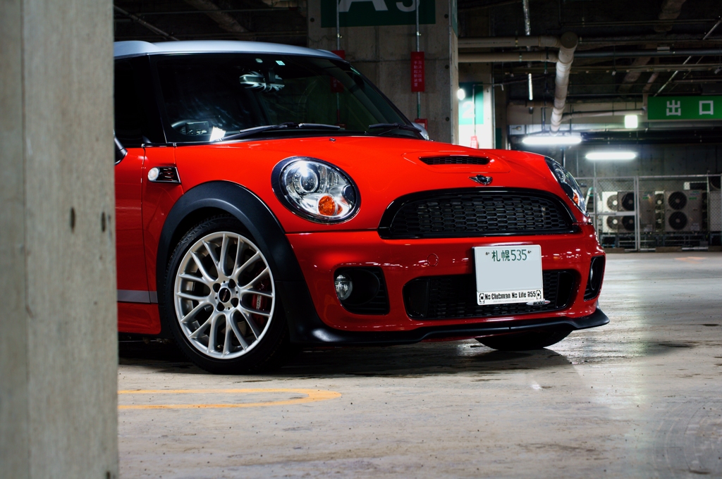 地下駐に佇むＭＩＮＩ JCW CLUBMAN