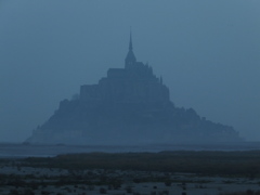 朝霧のモンサンミッシェル（フランス）