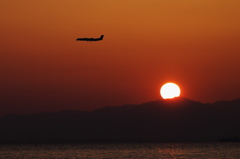 夕日と飛行機