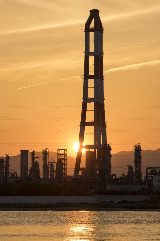 工場に沈む夕日