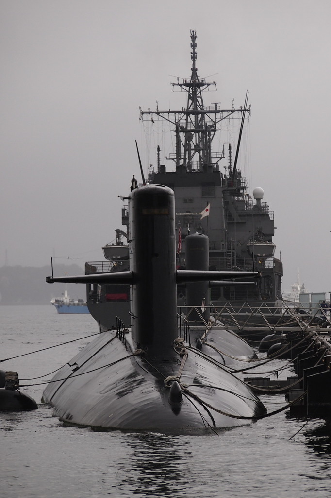潜水艦と船