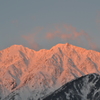 染まる山
