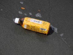 なぜ砂浜に　中身の入った麦茶があるのか知りたい