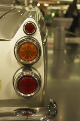 通り過ぎる人影をじっと見つめて