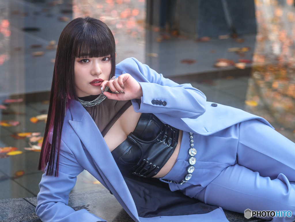 水面の紅葉と彼女