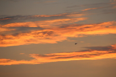 夕焼け空を往くヘリ