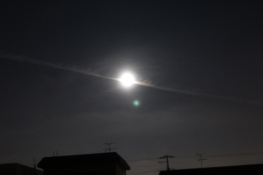 満月に飛行機雲 By まっさら Id 写真共有サイト Photohito