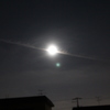 満月に飛行機雲