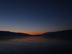 諏訪湖　夜と朝の間