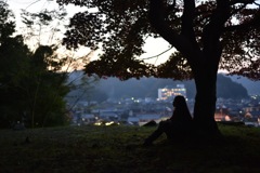 夕焼けの街で