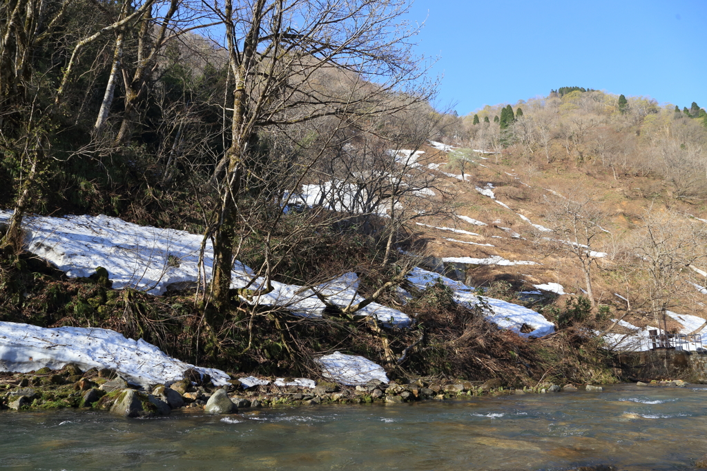 雪解けの渓流