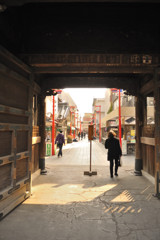 境内から外界を望む